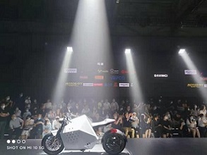 公司與清華大學(xué)聯(lián)合完成純重型機(jī)車DC100/DC CLASSIC開(kāi)發(fā)